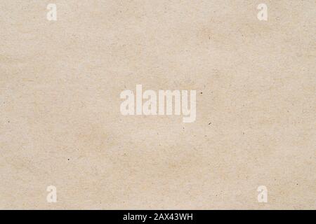 Hellgelbes Muster aus dem Blatt aus recyceltem Karton. Nahaufnahme der Fotomikrografie Ansicht der abstrakten Textur umweltfreundliches, recyceltes Kartonmaterial Stockfoto