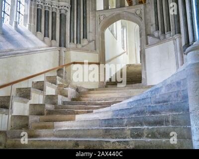Die alte, abgenutzte Steintreppe vom Langhaus zum Kapitelhaus an der gotischen Kathedrale von Wells in Somerset, Großbritannien Stockfoto