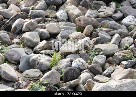 High-Winkel-Aufnahme des Bodens mit kleinen und bedeckt Große Flusssteine Stockfoto