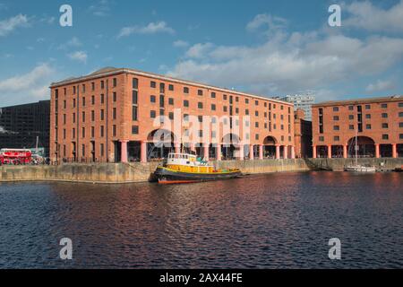 Der historische Motorschlepper Brocklebank ist an einem sonnigen Tag im Albert Dock von Liverpool festgemacht. Stockfoto