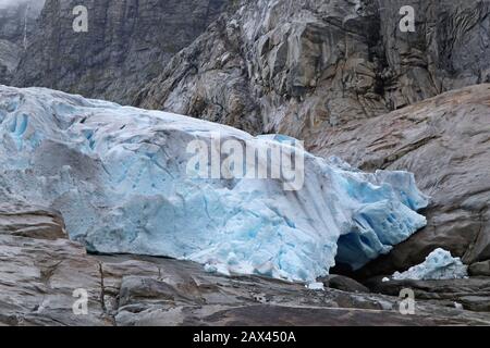 Bewölkte Tagesausfahrt nach Nigardsbreen im Jostedalsbreen-Nationalpark. Blick auf die Landschaft der Berge Norwegens mit blauem Eis, Felsen, Gletscher und Schnee. Klima Stockfoto