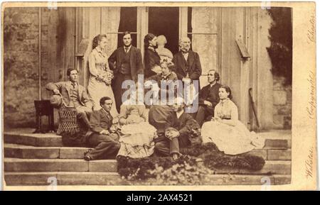 1870 Ca, FLINTSHIRE, WALES, GROSSBRITANNIEN: Die Familie GLADSTONE auf DEM NEUEN Schloss HAWARDEN. Foto von G. Watmough Welster, Chester . Die Familie Glynne hatte das Anwesen seit Mitte des 17. Jahrhunderts in Besitz; nach dem Tod von Sir Stephen Richard Glynne, 9th Bart (1807-1874), ging das Anwesen an seinen Neffen, William Henry Gladstone, ältester Sohn von William Ewart Gladstone über. New Hawarden Castle in Hawarden, Flintshire, Wales war das Anwesen des ehemaligen britischen Premierministers William Ewart Gladstone, der zuvor der Familie seiner Frau Catherine Glynne gehörte. Es wurde 1752 erbaut. Froh Stockfoto