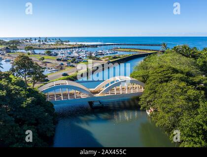 Luftaufnahme des Flusses Anahulu und der zweibogenförmigen Straßenbrücke in der Stadt Haleiwa am Nordufer Stockfoto