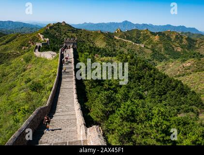 Blick vom Xiaojinshan-Turm mit Touristen, die auf der chinesischen Mauer in Jinshanling bei Sonnenschein, Provinz Hebei, China, Asien laufen Stockfoto