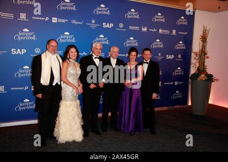 Dirk Hilbert mit Ehefrau Su Yeon Hilbert, Armin Mueller-Stahl, Hans-Joachim Frey, Michael Kretschmer mit Freundin Annett Hofmann beim 15. SemperOpern Stockfoto