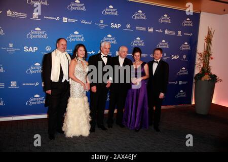 Dirk Hilbert mit Ehefrau Su Yeon Hilbert, Armin Mueller-Stahl, Hans-Joachim Frey, Michael Kretschmer mit Freundin Annett Hofmann beim 15. SemperOpern Stockfoto