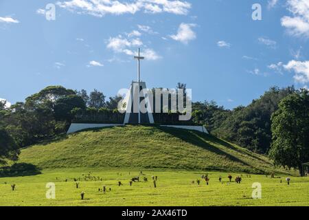 Moderne Kirche oder Kapelle auf dem Friedhof des Tals der Tempel in Oahu, Hawaii Stockfoto