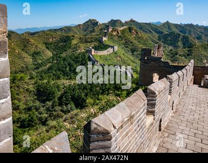 Ming-Dynastie Jinshanling Chinesische Mauer mit Wachtürmen, die in die Ferne auf dem Bergrücken, China, Asien führen Stockfoto