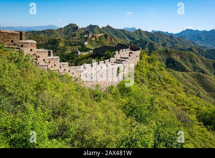 Ming-Dynastie Jinshanling Chinesische Mauer bei sonnigem Wetter, Provinz Hebei, China, Asien Stockfoto