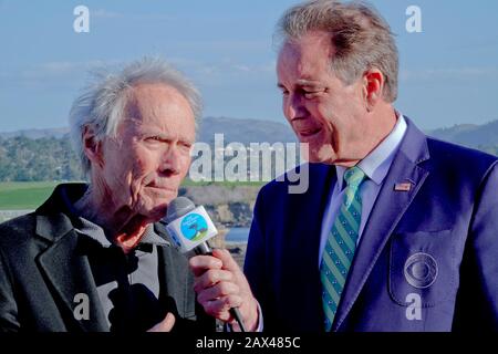 Kieselstrand, USA. Februar 2020. Monterey, Kalifornien, USA 9. Februar 2020 Hollywood-Star, Ex-Bürgermeister von Carmel, Clint Eastwood interviewt von Jim Nantz von CBS TV über die Links von Pebble Beach am letzten Tag des AT&T Pro-Am PGA Golf Events California, USA Credit: Motofoto/Alamy Live News Stockfoto