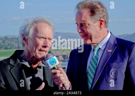 Kieselstrand, USA. Februar 2020. Monterey, Kalifornien, USA 9. Februar 2020 Hollywood-Star, Ex-Bürgermeister von Carmel, Clint Eastwood interviewt von Jim Nantz von CBS TV über die Links von Pebble Beach am letzten Tag des AT&T Pro-Am PGA Golf Events California, USA Credit: Motofoto/Alamy Live News Stockfoto