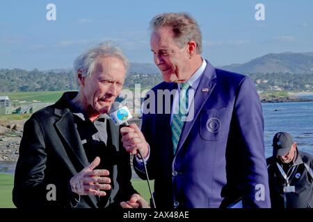 Kieselstrand, USA. Februar 2020. Monterey, Kalifornien, USA 9. Februar 2020 Hollywood-Star, Ex-Bürgermeister von Carmel, Clint Eastwood interviewt von Jim Nantz von CBS TV über die Links von Pebble Beach am letzten Tag des AT&T Pro-Am PGA Golf Events California, USA Credit: Motofoto/Alamy Live News Stockfoto