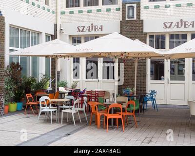 Wroclaw, POLEN - 16. AUGUST 2017: Tische Und Stühle Vor dem Cafe Szajba Stockfoto