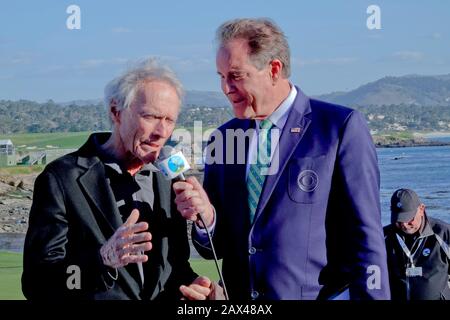 Kieselstrand, USA. Februar 2020. Monterey, Kalifornien, USA 9. Februar 2020 Hollywood-Star, Ex-Bürgermeister von Carmel, Clint Eastwood interviewt von Jim Nantz von CBS TV über die Links von Pebble Beach am letzten Tag des AT&T Pro-Am PGA Golf Events California, USA Credit: Motofoto/Alamy Live News Stockfoto