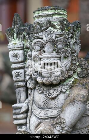 Eine Steinstatue eines Hindu-Gottes oder einer Frömmigkeit - Barong. Bali, Indonesien. Stockfoto