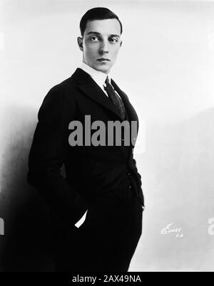 1920 Ca, USA: Der amerikanische Stummfilmschauspieler und Regisseur BUSTER KEATON (* um die Zeit von 1975 bis 1966 ), Foto von EVANS Los Angeles - STUMMFILM - KINO MUTO - Porträt - Ritratto - regista cinematografico - attore - comico - COMICO - ANNI VERS - 20er - 20 - Krawatte - Krawatte - Kragen - Colletto - MODE - MODA MASCHILE - Fette - brillantina - ELEGANZA ----- ARCHIVIO GBB Stockfoto