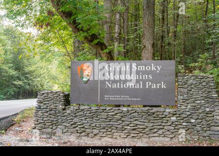 Gatlinburg, TN - 9. Oktober 2019: Einfahrtsschild entlang der Straße im Smoky Mountains National Park Stockfoto