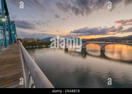 Chattanooga, TN - Oktober 8, 2019: Chattanooga City Skyline entlang dem Tennessee River Stockfoto