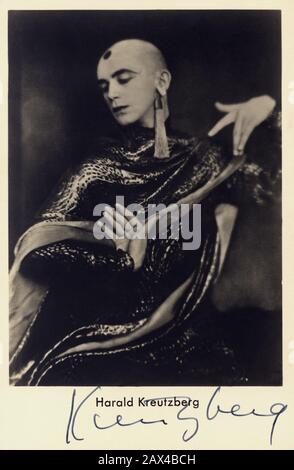 Der deutsche Tänzer, Choreograf und Filmschauspieler HARALD KREUTZBERG ( 1902 in Reichenberg - 1968 in Gumligen, Bern ) in TANZ des ZEREMONIENMEISTERS . Foto von Madame d'Ora, Paris. Im Anschluss an das Gymnasium macht Kreutzberg ein Studium an der Kunstgewerbeschule Dresden zur Ausbildung von Grafikern und Illustratoren, parallel dazu nahm er Ballettunterricht in einer Amateurgruppe in der Tanzschule Mary Wigman. Wer die Ballerina Berthe Trumpy sieht, sieht das Kreutzberg außergewöhnliches Talent und seine Kreativität beim Tanzen . Im Jahr 1924 zog Kreutzberg mit dem Freund Max Terpis in ' B. Stockfoto