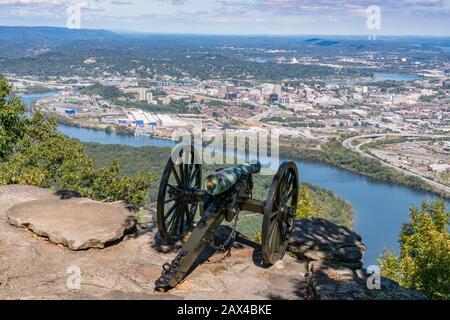 Chattanooga, TN - 8. Oktober 2019: Skyline von Chattanooga, Tennessee entlang des Tennessee River The From Point Park Stockfoto