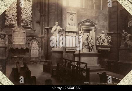 1875 Ca, LONDON, GROSSBRITANNIEN: Die WESTMINSTER ABBEY, Die Poets Corner mit Grabmälern von Geoffrey Chaucer, Edmund Spenser, John Dryden, Tennyson, Robert Browning und John Masefield. Viele Schriftsteller, darunter William Camden, Dr. Samuel Johnson, Charles Dickens, Richard Brinsley Sheridan, Rudyard Kipling und Thomas Hardy, sind hier ebenfalls begraben. Lord Byron zum Beispiel, dessen Lebensstil einen Skandal verursachte, obwohl seine Poesie viel bewundert wurde, starb im Jahr 1824, erhielt aber schließlich erst 1969 ein Denkmal. Auch William Shakespeare, 1616 in Stratford-upon-Avon begraben, musste bis vor dem Jahr 1740 warten Stockfoto