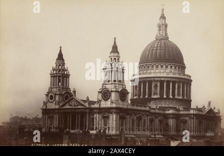 1875 CA, LONDON, GROSSBRITANNIEN: DIE KATHEDRALE SAINT PAULS - INGHILTERRA - GRAND BRETAGNA - LONDRA - CATTEDRALE - ARCHITETTURA - ARCHITEKTUR - FOTO STORICHE - GESCHICHTSFOTOS - GEOGRAFIA - GEOGRAPHIE - VECCHIA EUROPA - ALTES EUROPA - CHIESA - KIRCHE - KATTEDRALE - GLOCKEN - TÜRME - CAMPANILE ----- ARCHIVIO GBB Stockfoto