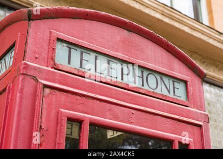 Alte rote Britische Retro Stil Telefonzelle Stockfoto