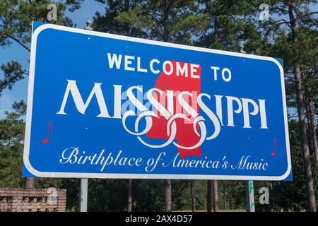 Mississippi, USA - Oktober 7, 2019: Willkommen in Mississippi Zeichen entlang der Autobahn in der Nähe der Staatsgrenze Stockfoto