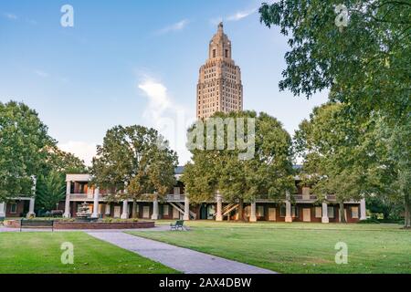 Louisiana Capitol Gebäude aus dem Gelände der historischen Altstadt Pentagon Barracks in Baton Rouge Stockfoto