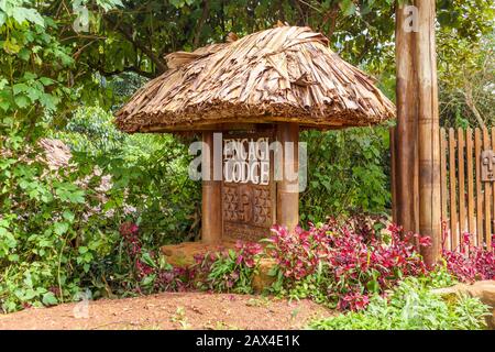 Eingangsschild am Engagi Lodge Hotel, Buhoma, Bwindi Impenetrable Forest, Bwindi Impenetrable National Park, Kanungu District, Western Region, Uganda Stockfoto