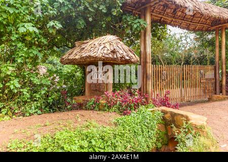 Eingangsschild am Engagi Lodge Hotel, Buhoma, Bwindi Impenetrable Forest, Bwindi Impenetrable National Park, Kanungu District, Western Region, Uganda Stockfoto