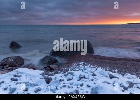 Sonnenuntergang über dem Lake Superior, Januar, in der Nähe Von Two Harbors, MN, USA, von Dominique Braud/Dembinsky Photo Assoc Stockfoto