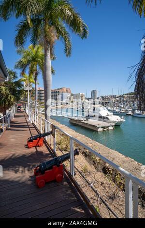 Canons auf einem Gehweg vor dem Maritime Museum von Townsville mit Ross River und Castle Hill im Hintergrund, Queensland Australien Stockfoto