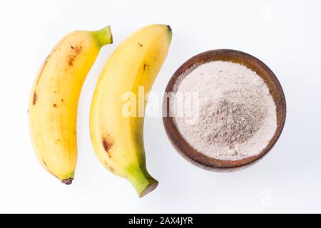 Bananenfrucht und Mehl isoliert auf weißem Grund (Musa × paradiesiaca). Stockfoto