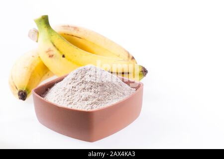 Bananenfrucht und Mehl isoliert auf weißem Grund (Musa × paradiesiaca). Stockfoto