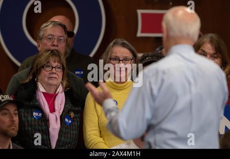 Die Wähler hören dem ehemaligen Vizepräsidenten Joe Biden während eines Wahlkampfstopps für das Präsidentenamt in Hampton, New Hampshire, am 9. Februar 2020 zu. Stockfoto