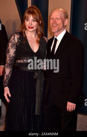 Beverly HILLS, CA - 9. FEBRUAR: Bryce Dallas Howard und Ron Howard nehmen an der Oscarparty "Vanity Fair" 2020 von Radhika Jones im Wallis Annenberg Center for the Performing Arts am 24. Februar 2019 in Beverly Hills, Kalifornien, statt. Stockfoto