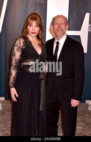 Beverly HILLS, CA - 9. FEBRUAR: Bryce Dallas Howard und Ron Howard nehmen an der Oscarparty "Vanity Fair" 2020 von Radhika Jones im Wallis Annenberg Center for the Performing Arts am 24. Februar 2019 in Beverly Hills, Kalifornien, statt. Stockfoto