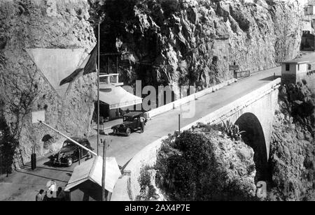 1935 Ca, COTE D'AZUR, FRANKREICH: Die Grenze französisch-italienisch bei VENTIMIGLIA und MENTON ai Ponte San Luigi an der italienischen Strada Statale 1 Via Aurelia km 697+330. Die italienischen Truppen drangen am 10. juni 1940 nach der Kriegserklärung des Faschisten Duce Benito Mussolini - FRANCIA - ITALIEN - FOTO STORICHE - GESCHICHTSFOTOS - COTE D' AZUR - COSTA AZZURRA - MENTONE - CONFINE ITALIA FRANCIA - Pont Saint-Ludovic - Ponte San Ludovico in Frankreich ein - ITALO-FRANCESE - GEOGRAFIA - GEOGRAPHIE - GRENZE - montagna - Berg - passo - PANORAMA - NATURA - NATUR - traffico stradale - BAR - ponte - Brücke - Stra Stockfoto