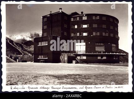 1935 Ca, GRAN SASSO, AQUILA, ITALIEN: Der GRANDE ALBERGO CAMPO IMPERATORE auf GRAN SASSO D' ITALIA, wo der italienische Faschist Duce BENITO MUSSOLINI (* zwischen 1883 und 1945 ) inhaftiert wurde, der vom italienischen König von Italien Vittorio Emanuele III. Nach dem 27. august 1943 verhaftet wurde. In diesem Hotel beging Mussolini einen falschen Selbstmord und wurde schließlich vom deutschen Fallschirmspringer Fallschirmjager-Lehrbataillon des SS-Kapitäns Otto Skorzeny am 12. september 1943 freigelassen und nach Deutschland transportiert. Zwei Tage nach dem Treffen mit Adolf Hitler in Rastenburg . - Ritratto - Porträt - POLITICA - POLITICO - ITALIA - POL Stockfoto