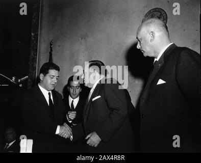 1962, 26. september, CHICAGO, USA: Von links nach rechts dargestellt sind Dr. SALVO LIMA (* 1928; 1992), Bürgermeister von Palermo, Hon. Oscar ANDO, Bürgermeister von Messina und Chicagoer Bürgermeister Richard Daley mit Francesco Guariglia, dem örtlichen Generalkonsul Italiens. Salvatore Lima (* um 1928 in Rom; † 1992 in Rom) war ein italienischer Politiker aus Sizilien, der von der Mafia ermordet wurde. Er wird oft nur als Salvo Lima bezeichnet. Limas Vater war ein Mafioso, aber es ist nicht bekannt, ob er selbst ein "Made Member" der Cosa Nostra war. Im Abschlussbericht der ersten italienischen Antimafia-Kommission (* 1963, † 1976) wurde Lima als bezeichnet Stockfoto