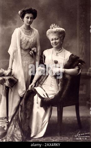 1910 ca. , Berlin , Deutschland : EIN seltenes Porträt der deutschen princesse VICTORIA LOUISE ( Viktoria , 1892 - 1980 ) mit der Mutter Augusta Victoria von Schleswig-Holstein (* 1858; † 1921), der einzigen Tochter des Kaisers und Königs der Prußen Kaiser WILHELM II. ( Guglielmo II.) ( Berlin 1859 - Doorn , Utrechter 1941 ) Enkel von Königin Victoria von England . 1913 verheiratet mit Prinz Ernst August von HANNOVER, Herzog von BRAUNSCHWEIG (* zwischen 1880-1953 ). Foto von Sandau, Berlin - imperatore - Germania - Preßburg - REALI - ROYALTY - nobilta' tedesca - GERMANIA - Nobilität - Porträt - Ritratto Stockfoto