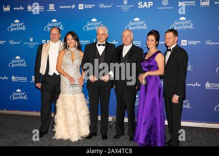 Dirk Hilbert mit Ehefrau Su Yeon Hilbert, Hans-Joachim Frey, Armin Mueller-Stahl, Michael Kretschmer mit Freundin Annett Hofmann beim 15. SemperOpernb Stockfoto