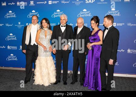 Dirk Hilbert mit Ehefrau Su Yeon Hilbert, Hans-Joachim Frey, Armin Mueller-Stahl, Michael Kretschmer mit Freundin Annett Hofmann beim 15. SemperOpernb Stockfoto