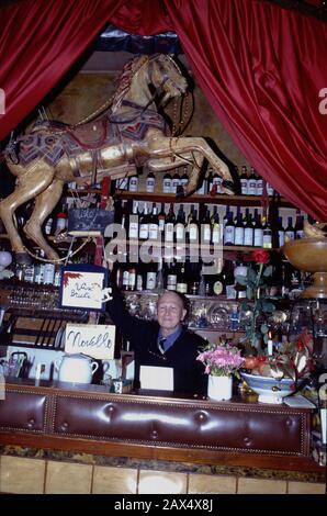 2001 , dezember , Rom , ITALIEN : Die alte weibliche Imitatorin , bildende Künstlerin und Sängerin , der Schauspieler DOMINOT (* Antonio Iacono , 1930 - 2014 ) in seinem Cabaret BARONATO 4 BELLEZZE ( Via di Panico 23 ), Schwule Schauspieler für Fellini in LA DOLCE VITA ( 1960 ) - Artista - attore - travestito - cantante - night bar owner - Roma - transvestite - Homosexualität - SCHWULEN - LGBT - Homosexuell - omosessuale - omosessualità - locale notturno - FILM - FILM - Transformator - trasformista -- Foto von Giovanbattista BRAMBILLA -- - ARCHIVIO GBB Stockfoto