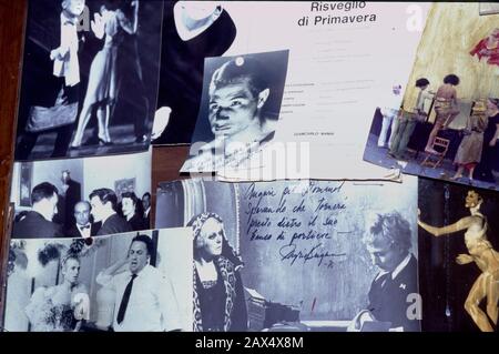 2001 , dezember , Rom , Italien : EINE Wand mit Souvenirs ( Boxeur Tiberio Mitri , Ingrid Bergman , Federico Fellini und mehr ) aus der Vergangenheit für die alte weibliche Imitatorin, bildende Künstlerin und Sängerin, Schauspieler DOMINOT ( geborene Antonio Iacono , 1930 - 2014 ) in seinem Cabaret BARONATO 4 BELLEZZE ( Via di Panico 23 ) - SCHWULE Schauspieler für Fellini in LA DOLCE VITA ( 1960 ) - Artista - attore - travestito - cantante - night bar owner - Roma - transvestite - Homosexualität - Homosexuell - omosessuale - omosessualità - locale notturno - FILM - KINO - FILM - Transformator - trasformista ---- P Stockfoto