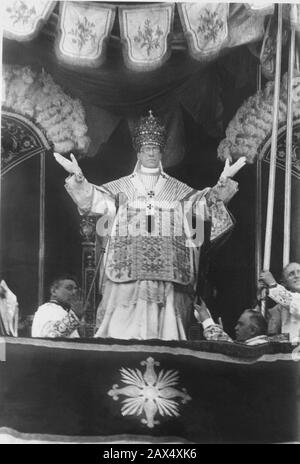 1950 , Heilig Jahr , Città del Vaticano , Rom , ITALIEN : Der italienische Segen PIO XII ( geborene Eugenio Pacelli , zwischen 1876 und 1958 ) Papst vom 2. mars 1939 - PAPA - VATICANO - VATIKAN - ANNO SANTO - GIUBILEO - JUBILEUM - Benedizion - Benediktion - RELIGION - PIUS - ANNO SANTO - RELIGIONE - tiara - Guanti - Handschuhe - clero - Klerus - ITALIA - Archivio GBB Stockfoto