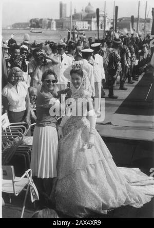 1956 , Venedig , ITALIEN : Die österreichische Schauspielerin ROMY SCHNEIDER (* 1938 in Venedig; † 1982) mit ihrer Mutter MAGDA SCHNEIDER (* zwischen den Jahren von 1979 und 1996) während der Filmarbeit "SISSI: Schicksals jahr einer Kaiserin" (* 1957 in SISSI: Gioventu' D'UNA IMPERATRICE ) Von Ernst Marischka - ATTRICE - FILM - FILM - KINO - ASBURGO - ABSBURGO - Porträt - Ritratto - sorriso - Tiara - Corona - Krone - diamanten - Diamante - Diamant - Schmuck - Juwel - Juwelen - Gioiello - Gioielli - pizzo - Spitze - Spitze Venezia - Italia - Making of - Filmset - occhiali - Brille --- Archivio GBB Stockfoto