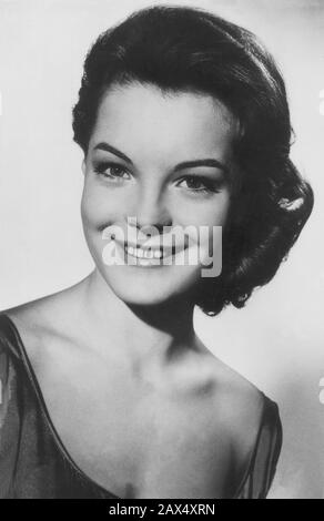 1955 c., ÖSTERREICH: Die Filmschauspielerin ROMY SCHNEIDER (* Rosemarie Albach-Retty, 1938 - 1982) feierte SISSI von 1954 bis 1958 Filme von Regisseur Ernst Marischka - ATTRICE - FILM - KINO - Ritratto - Porträt - Scollatura - Ausschnitt - Ausschnitt - Öffnung ---- Archivio GBB Stockfoto