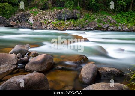 Rapids an der Tully River Gorge, North Queensland Stockfoto